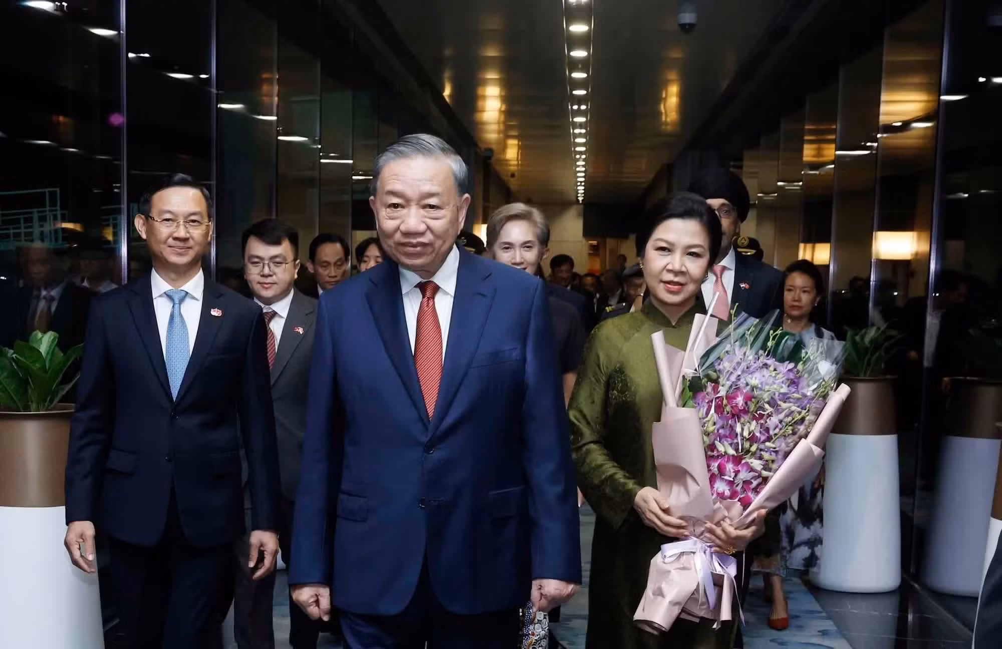 El secretario general del Partido Comunista y presidente de Vietnam, To Lam, y su cónyuge en el aeropuerto de Changi.