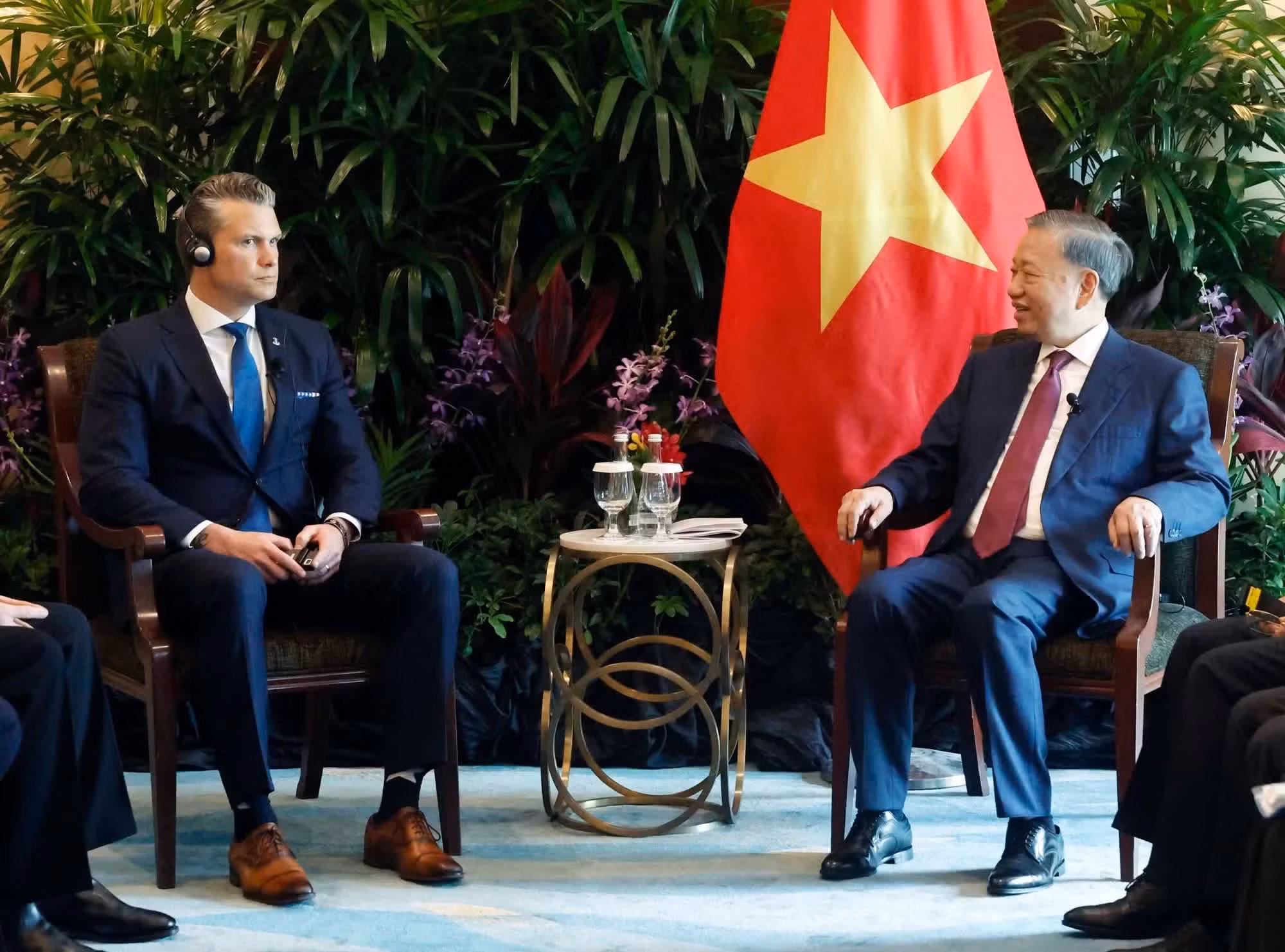 El secretario general del Partido Comunista y presidente de Vietnam, To Lam, sostiene conversaciones con el secretario de Guerra de Estados Unidos, Pete Hegseth, en ocasión de su asistencia al Diálogo de Shangri-La.