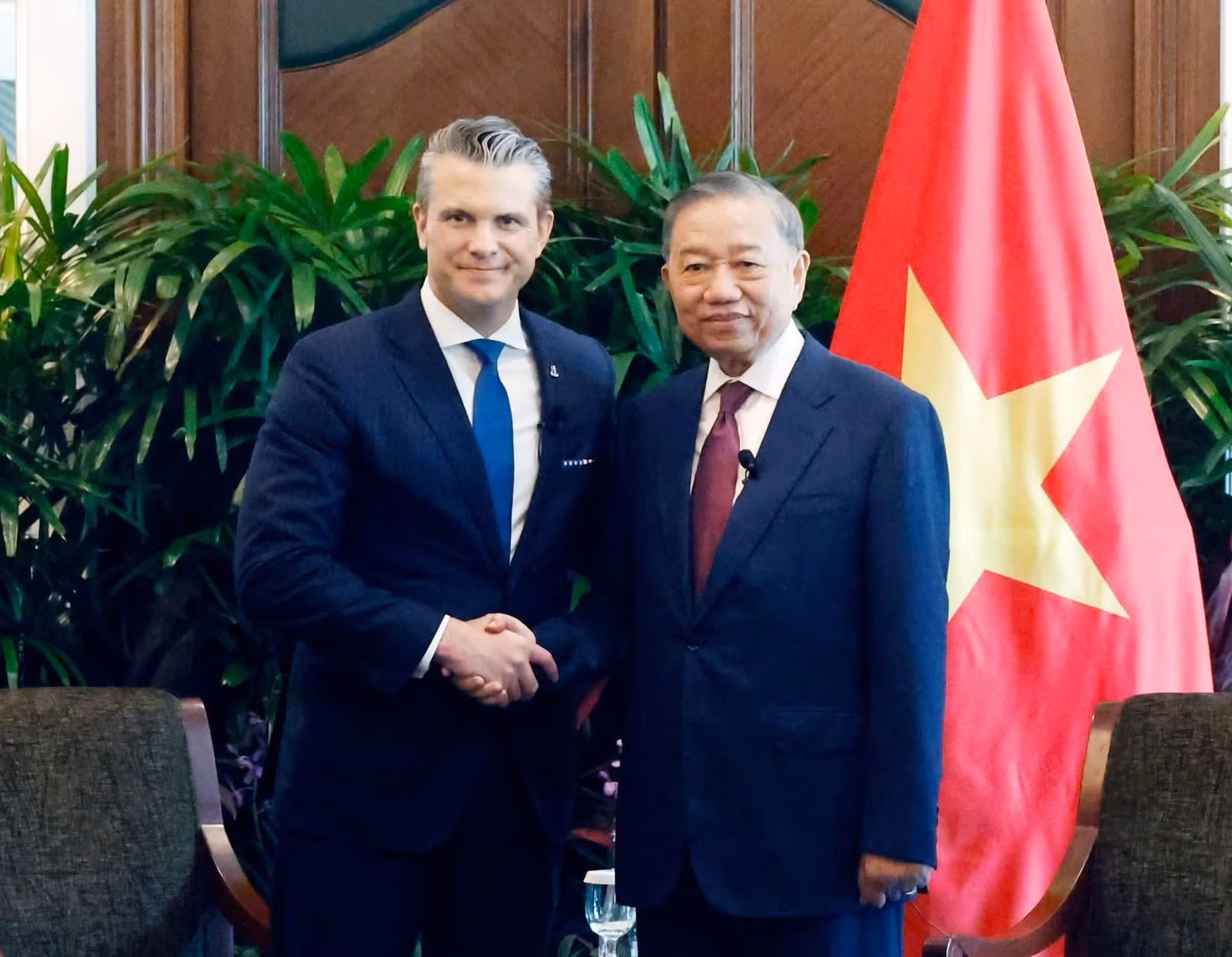 El secretario general del Partido Comunista y presidente de Vietnam, To Lam (derecha), y el secretario de Guerra de Estados Unidos, Pete Hegseth.