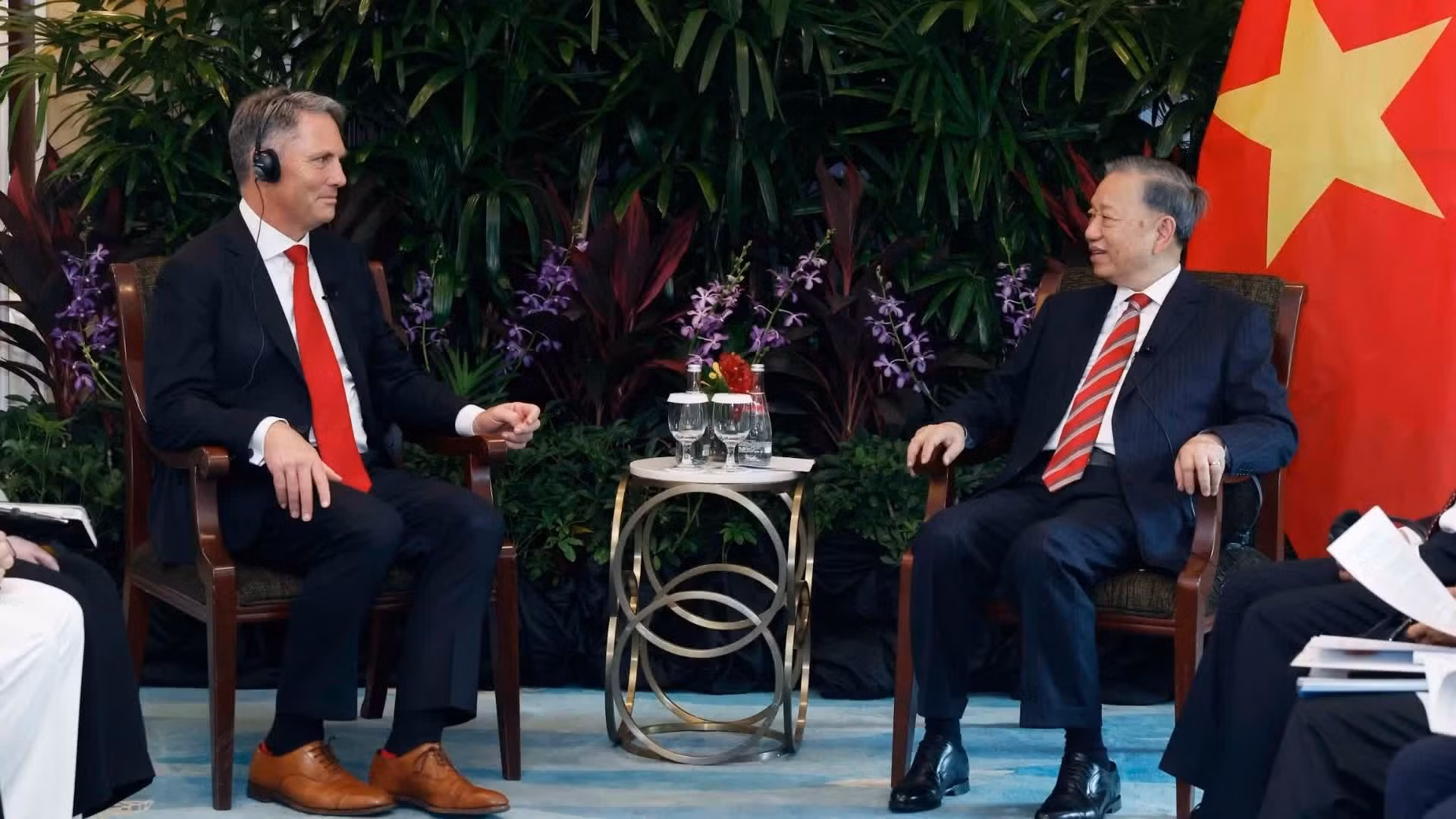 El secretario general del Partido Comunista y presidente de Vietnam, To Lam, conversa con el viceprimer ministro y titular de Defensa de Australia, Richard Marles.