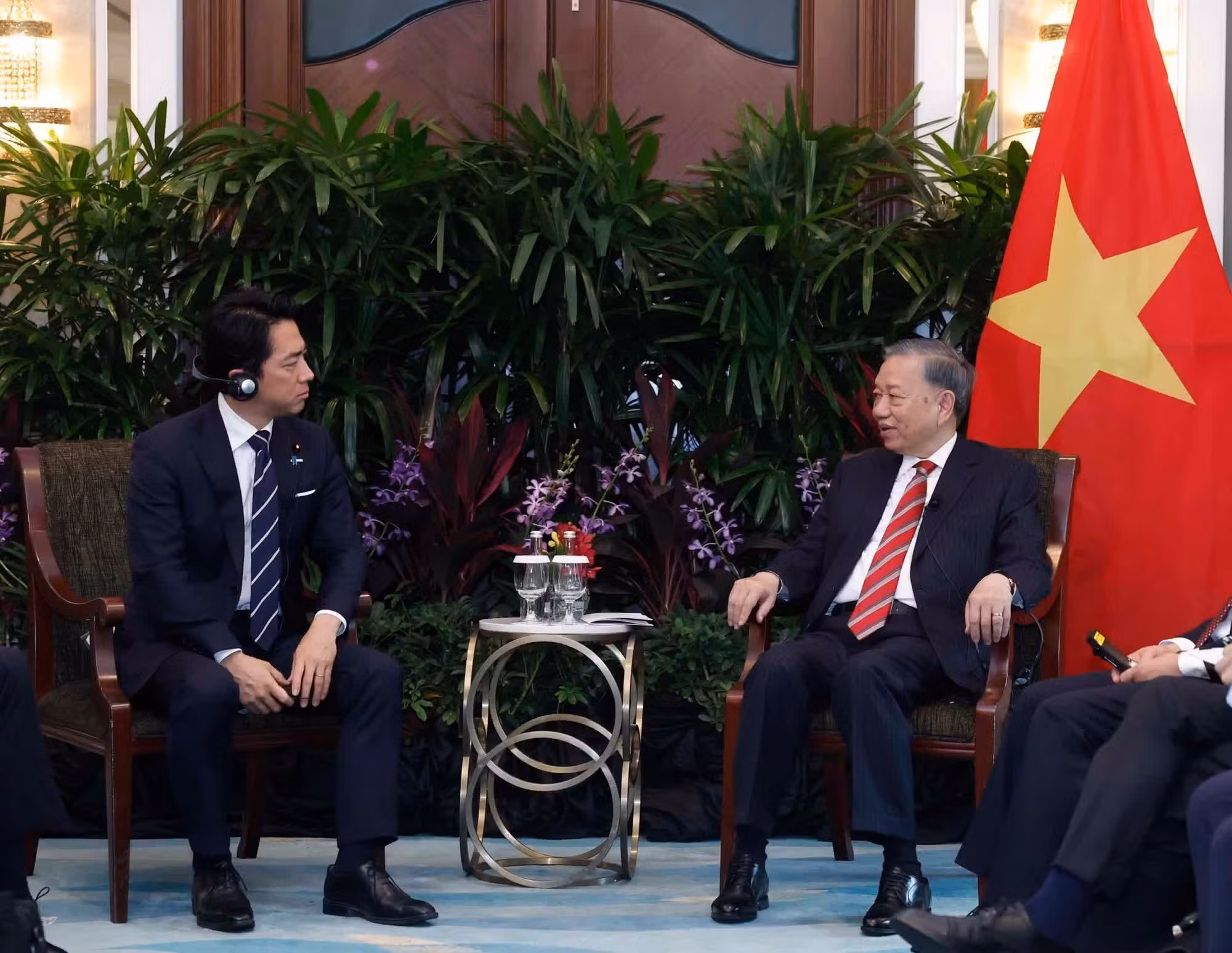 El secretario general del Partido Comunista y presidente de Vietnam, To Lam, se reúne con el ministro de Defensa de Japón, Shinjiro Koizumi.