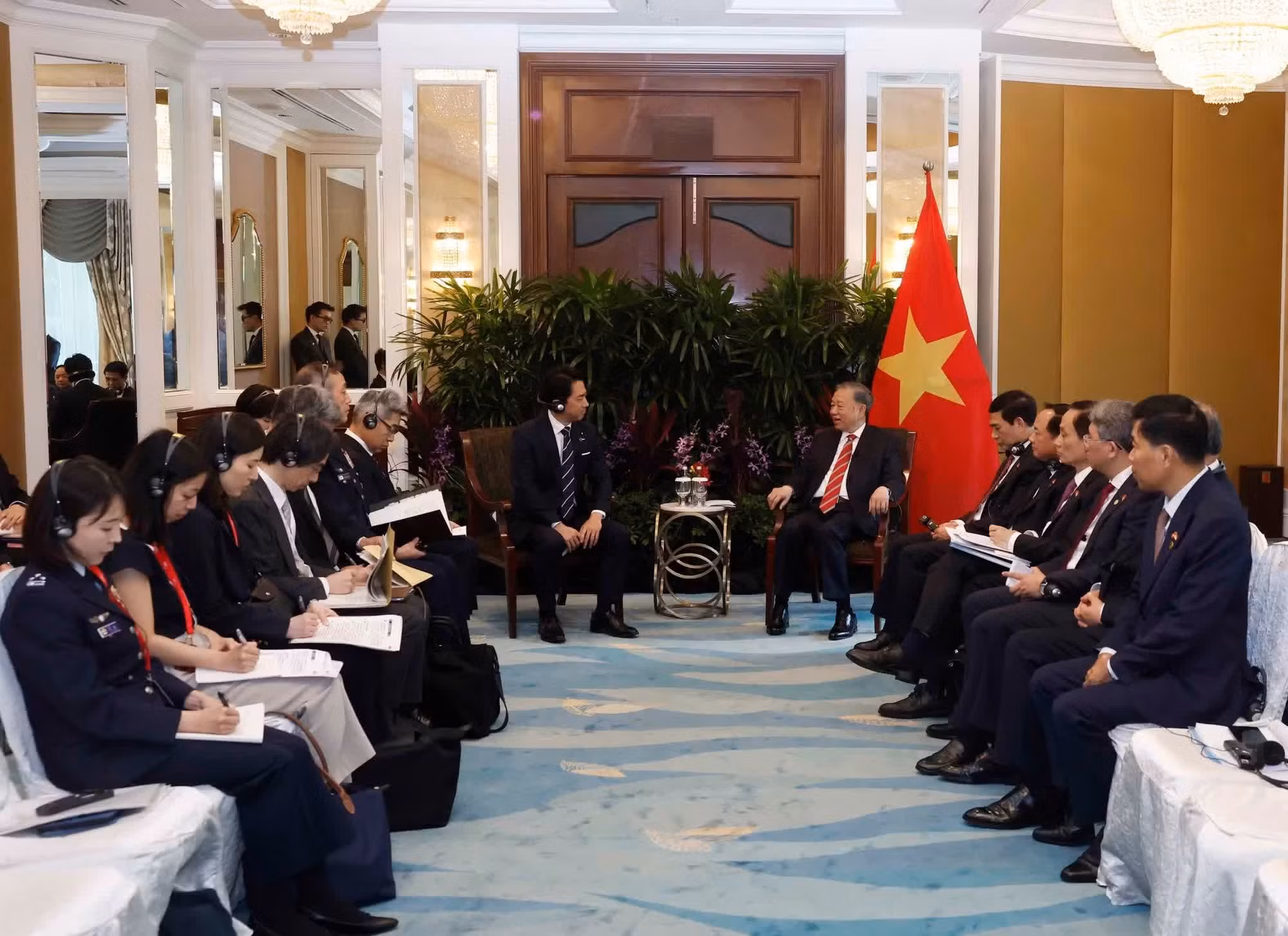 El secretario general del Partido Comunista y presidente de Vietnam, To Lam, se reúne con el ministro de Defensa de Japón, Shinjiro Koizumi.