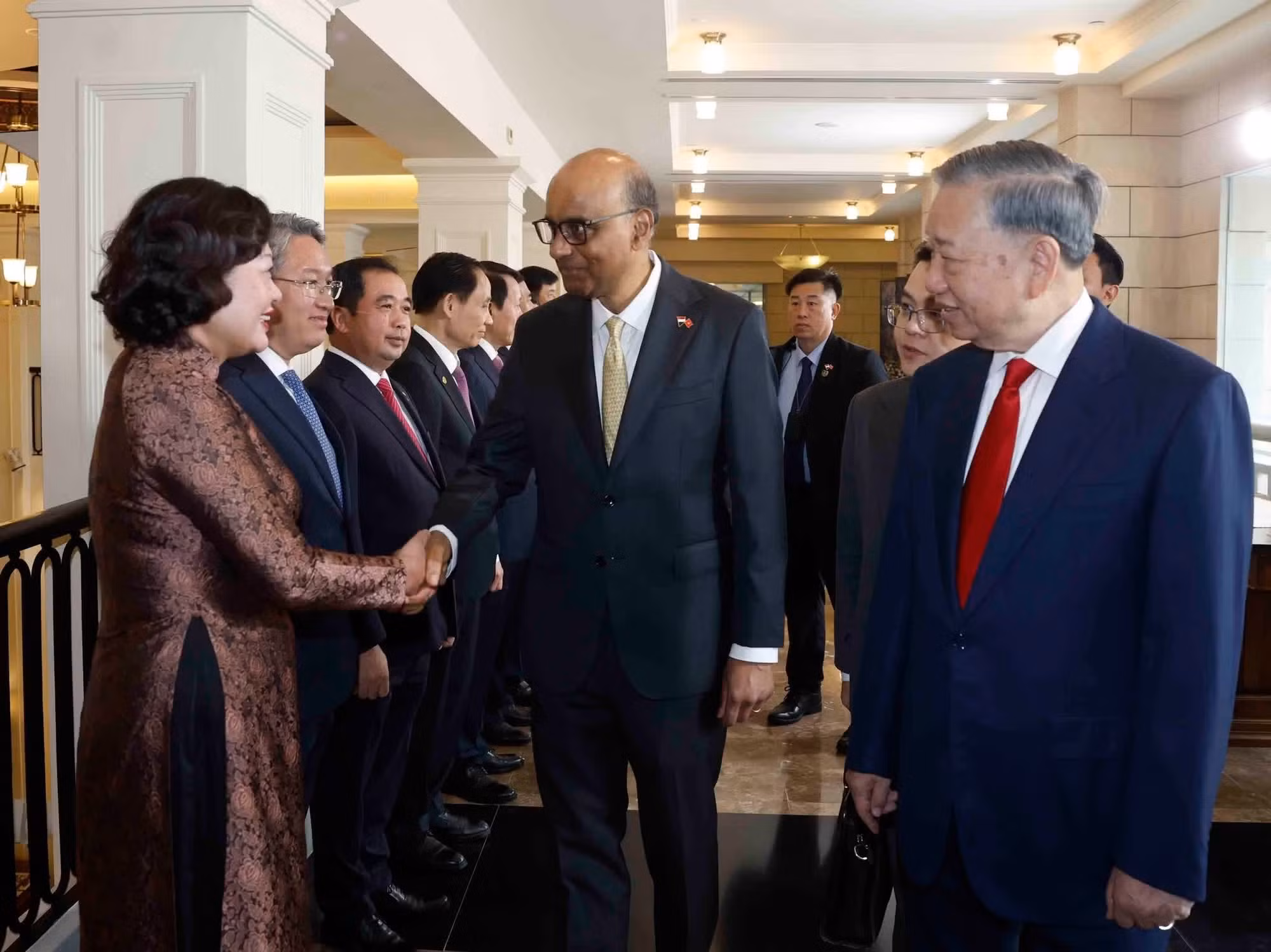 El secretario general del Partido Comunista de Vietnam y jefe de Estado, To Lam, presenta a miembros de su delegación al presidente de Singapur, Tharman Shanmugaratnam.