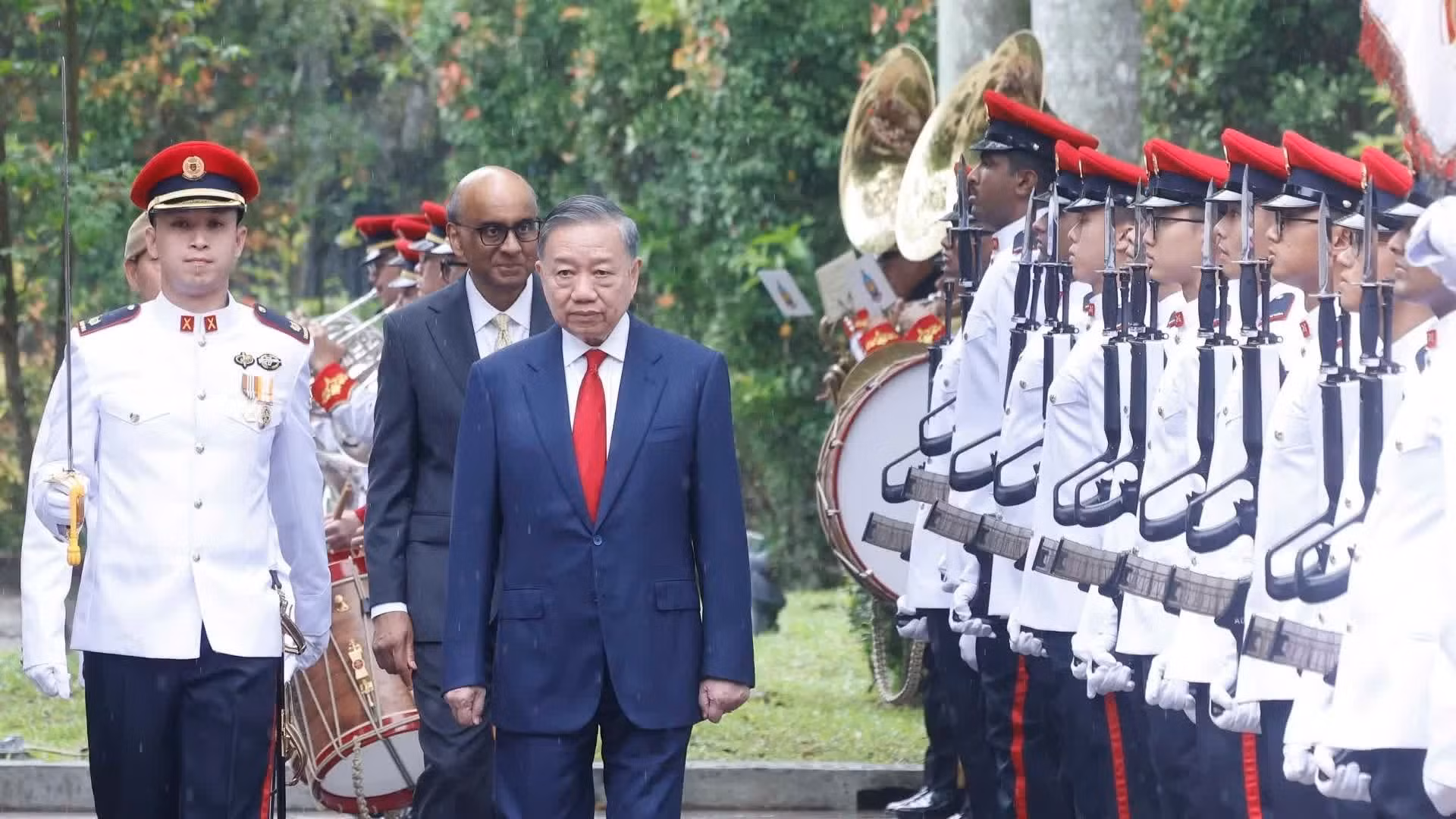 El secretario general del Partido Comunista de Vietnam y jefe de Estado, To Lam, y el presidente de Singapur, Tharman Shanmugaratnam, pasan revista a la guardia de honor.
