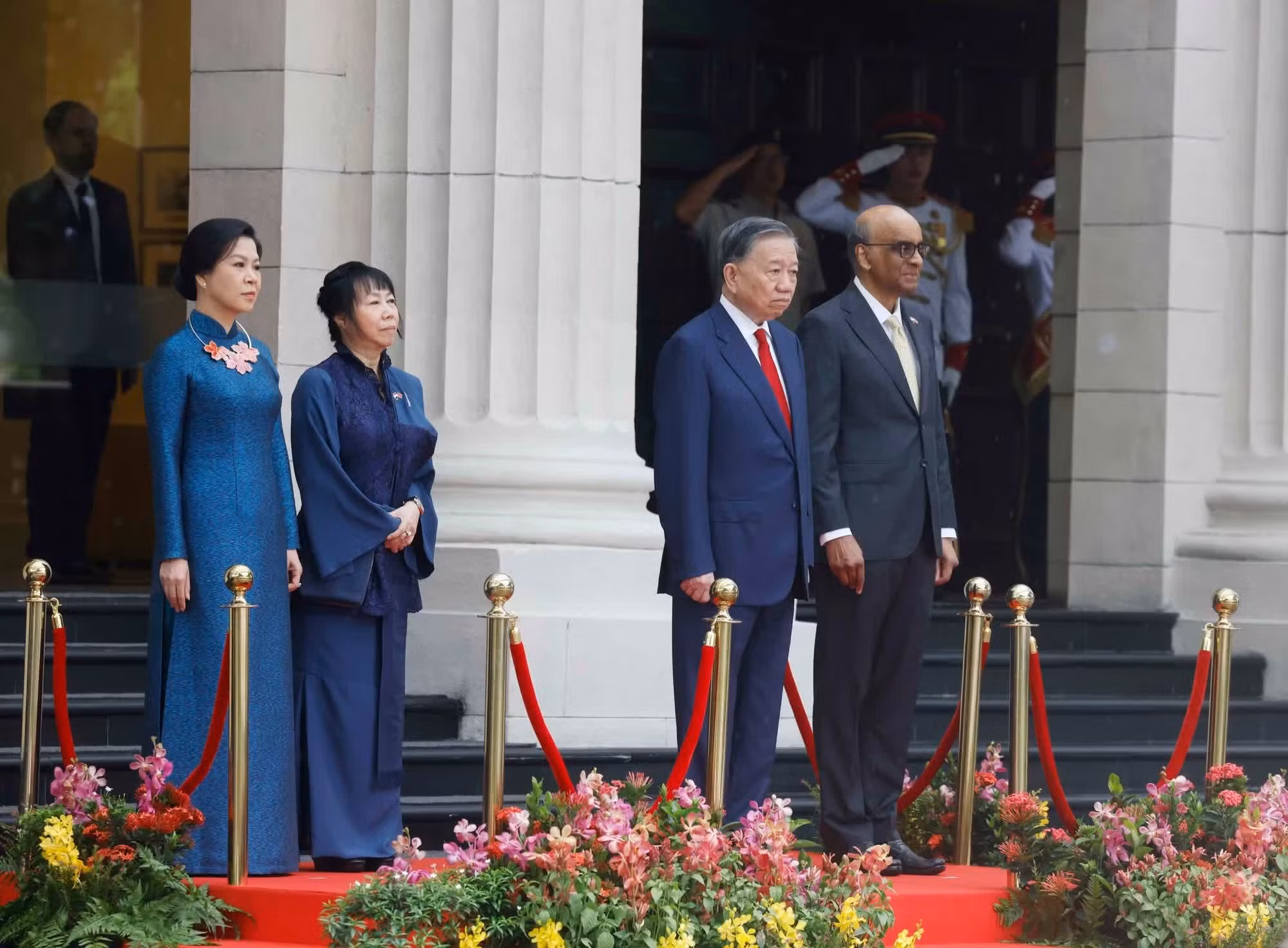 El secretario general del Partido Comunista y presidente de Vietnam, To Lam, y el presidente de Singapur, Tharman Shanmugaratnam, en el podio de honor durante la interpretación de los himnos nacionales de ambos países.