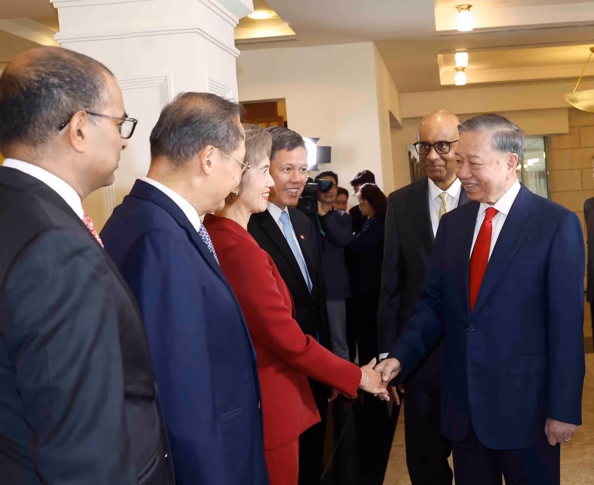 El secretario general del Partido Comunista y presidente de Vietnam, To Lam, saluda a los delegados de Singapur en la ceremonia.