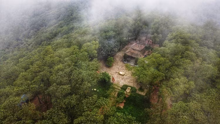El "Tablero de ajedrez de las hadas" en la cima de la montaña de Con Son es una superficie plana de piedra. El nombre fue dado por los lugareños como expresión de admiración por la belleza histórica y poética del lugar.