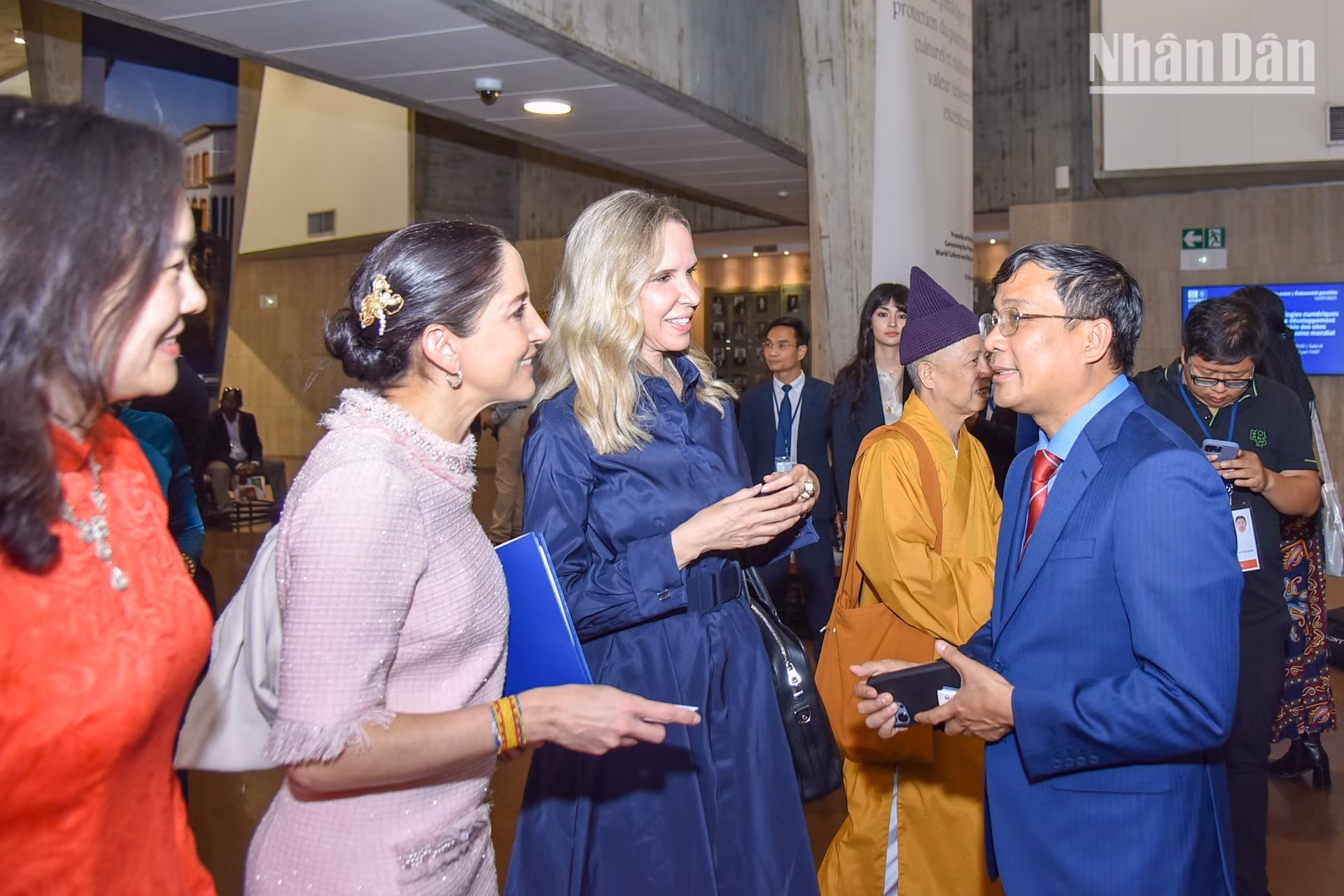 La embajadora Candice Williams de Roux (vestida de azul), jefa de la misión de Panamá ante la Unesco, y la ministra de Cultura de Panamá, Maruja Herrera, felicitan al viceministro permanente de Relaciones Exteriores de Vietnam, Nguyen Minh Vu.