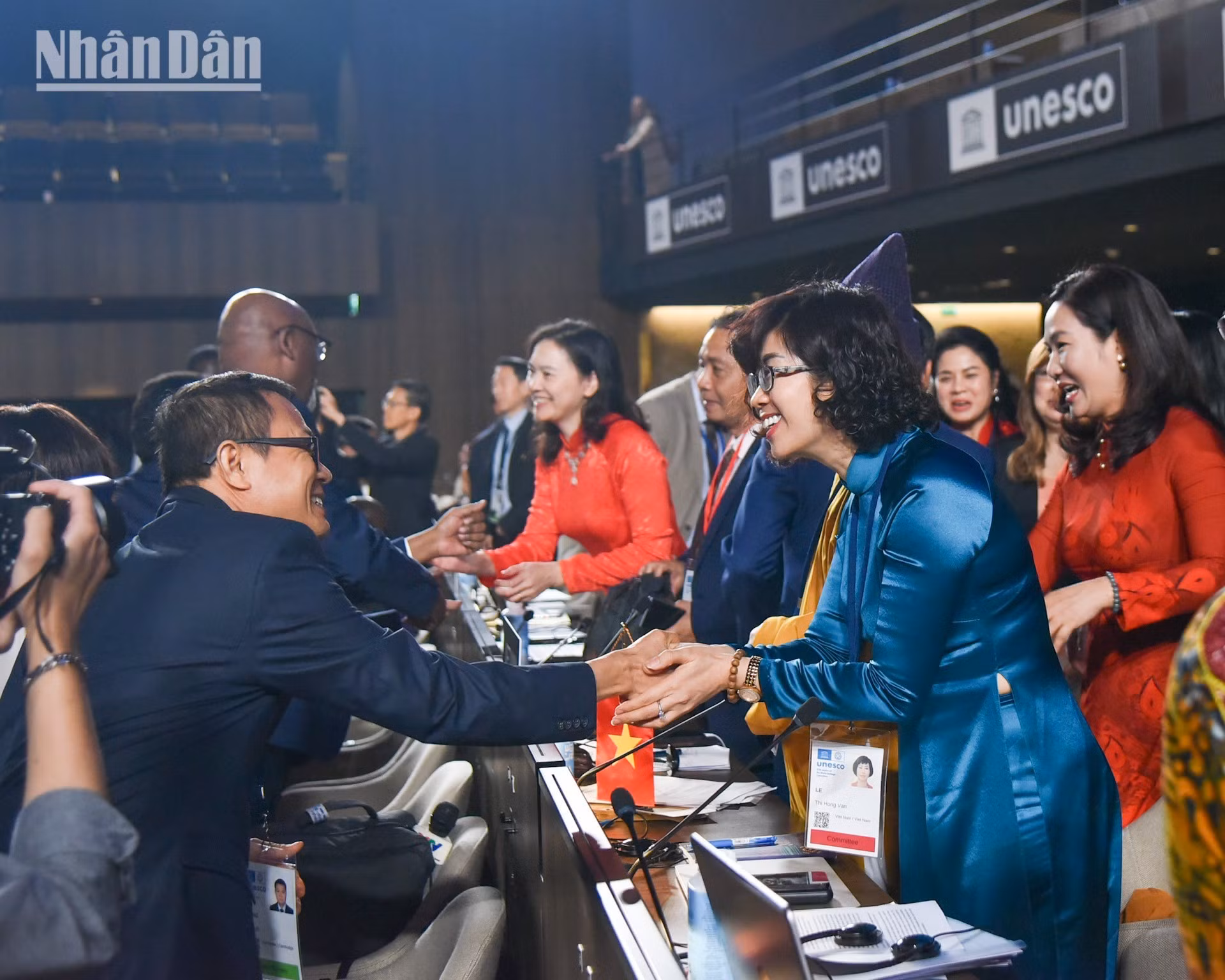 Dirigentes y expertos de otros países miembros de la Unesco felicitan calurosamente a la delegación de Vietnam.