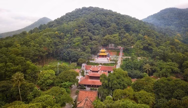 El sitio paisajístico de Con Son, parte del conjunto especial de reliquias nacionales Con Son–Kiep Bac (ciudad de Hai Phong), está vinculado a numerosas figuras históricas, siendo la más destacada el templo dedicado al héroe nacional Nguyen Trai (1380-1442).
