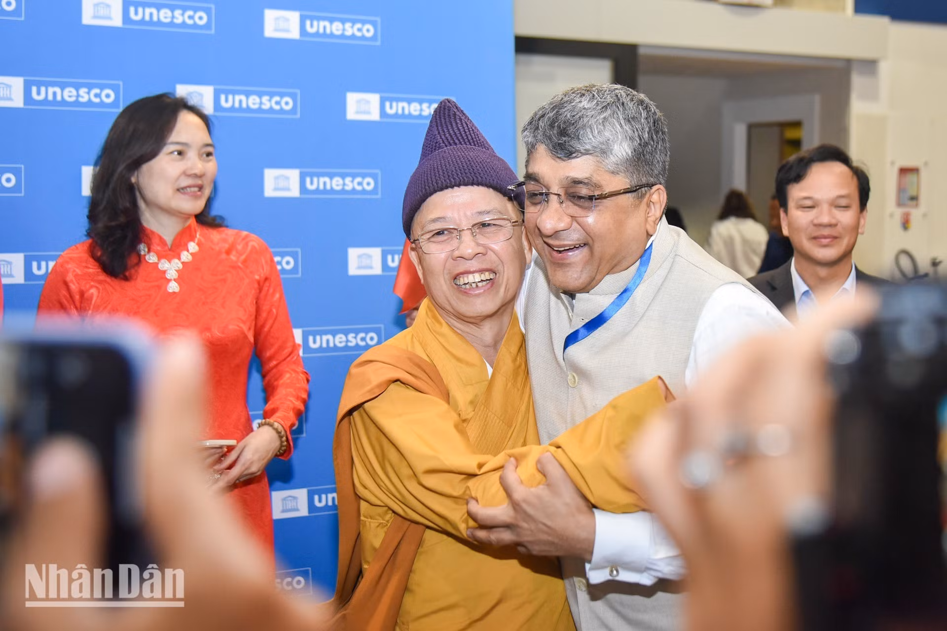 El embajador Vishal Sharma, jefe de la misión de la India ante la Unesco, se une a la alegría de Vietnam.