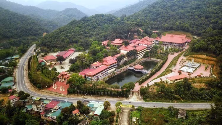 El monasterio zen de Truc Lam Yen Tu (también conocido como pagoda de Lan), ubicado en la montaña de Yen Tu, dentro del conjunto de monumentos y paisajes de Yen Tu (provincia de Quang Ninh), fue elegido por el rey Tran Nhan Tong (1258-1308) como lugar de práctica monástica. El monasterio fue reconstruido en 2002.