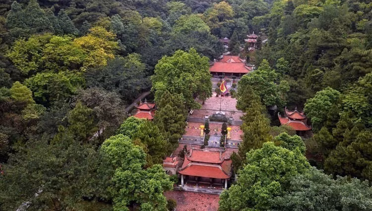 El punto culminante del sitio paisajístico de Con Son es el templo dedicado al Héroe Nacional y Celebridad Cultural Mundial Nguyen Trai.
