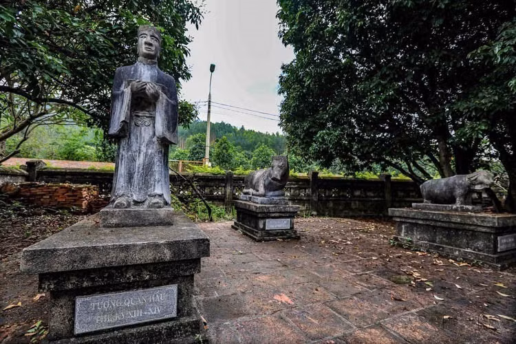 Alrededor de la tumba del rey Tran Hien Tong, en el conjunto de monumentos y paisajes de Yen Tu, aún se conservan numerosos artefactos, como estatuas de mandarines, animales sagrados y tortugas de piedra.