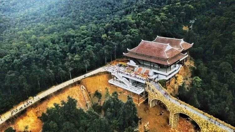 Tay Yen Tu alberga un sistema de pagodas, estupas y reliquias asociadas con la fundación de la secta zen de Truc Lam Yen Tu durante la dinastía Tran (1225-1400).