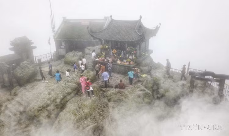 La pagoda de Dong (bronce), en el conjunto de monumentos y paisajes de Yen Tu, está hecha completamente de bronce y se encuentra en la cima más alta de la montaña de Yen Tu.