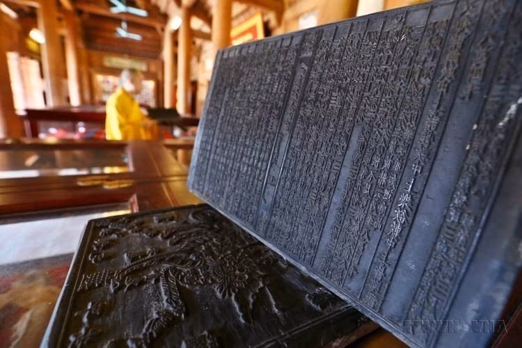 La pagoda de Vinh Nghiem (Bac Ninh) alberga tres mil 50 planchas xilográficas talladas con escrituras budistas y textos de la escuela de Truc Lam en caracteres Han y Nom. Estas planchas fueron reconocidas por la Unesco en 2012 como parte del programa Memoria del Mundo de la región Asia-Pacífico.