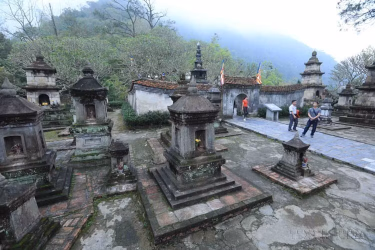El jardín de torres de la pagoda de Hoa Yen, parte del conjunto de monumentos y paisajes de Yen Tu. La pagoda fue construida durante la dinastía Ly (1009-1225) y ha sido restaurada en múltiples ocasiones a lo largo de la historia.