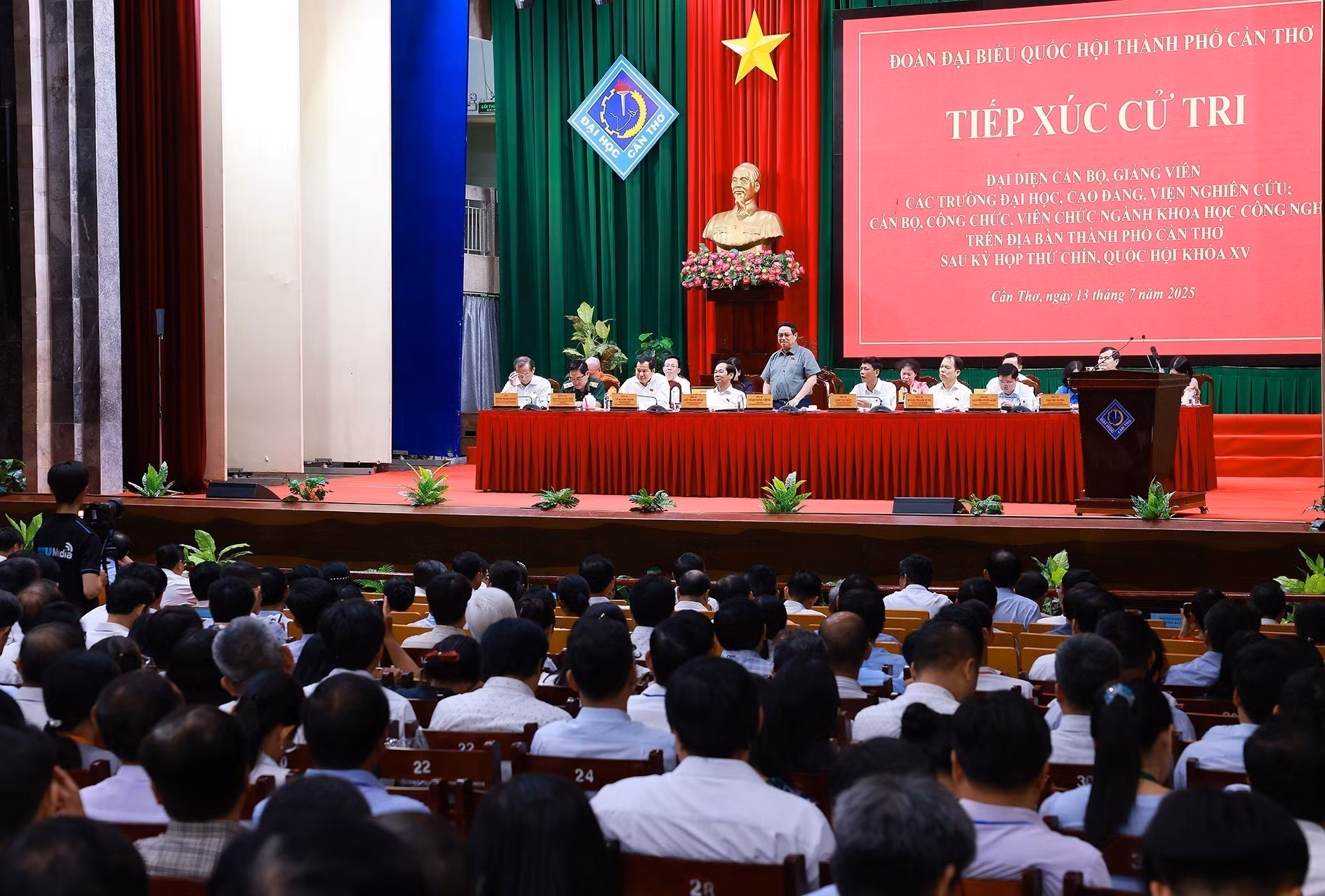 [Foto] Premier vietnamita dialoga con votantes en ciudad de Can Tho