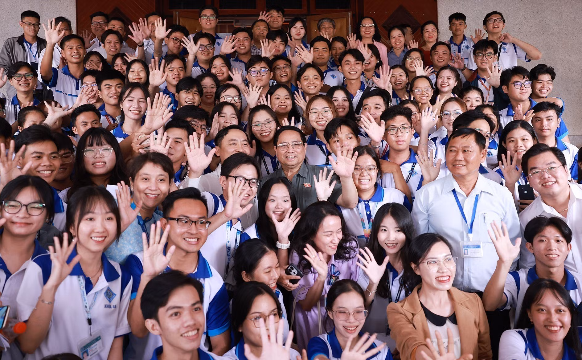 El primer ministro Pham Minh Chinh y los delegados parlamentarios posan junto a jóvenes locales.