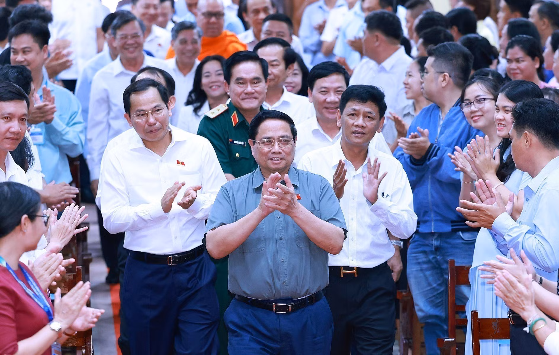 El primer ministro Pham Minh Chinh se reúne con votantes de Can Tho.