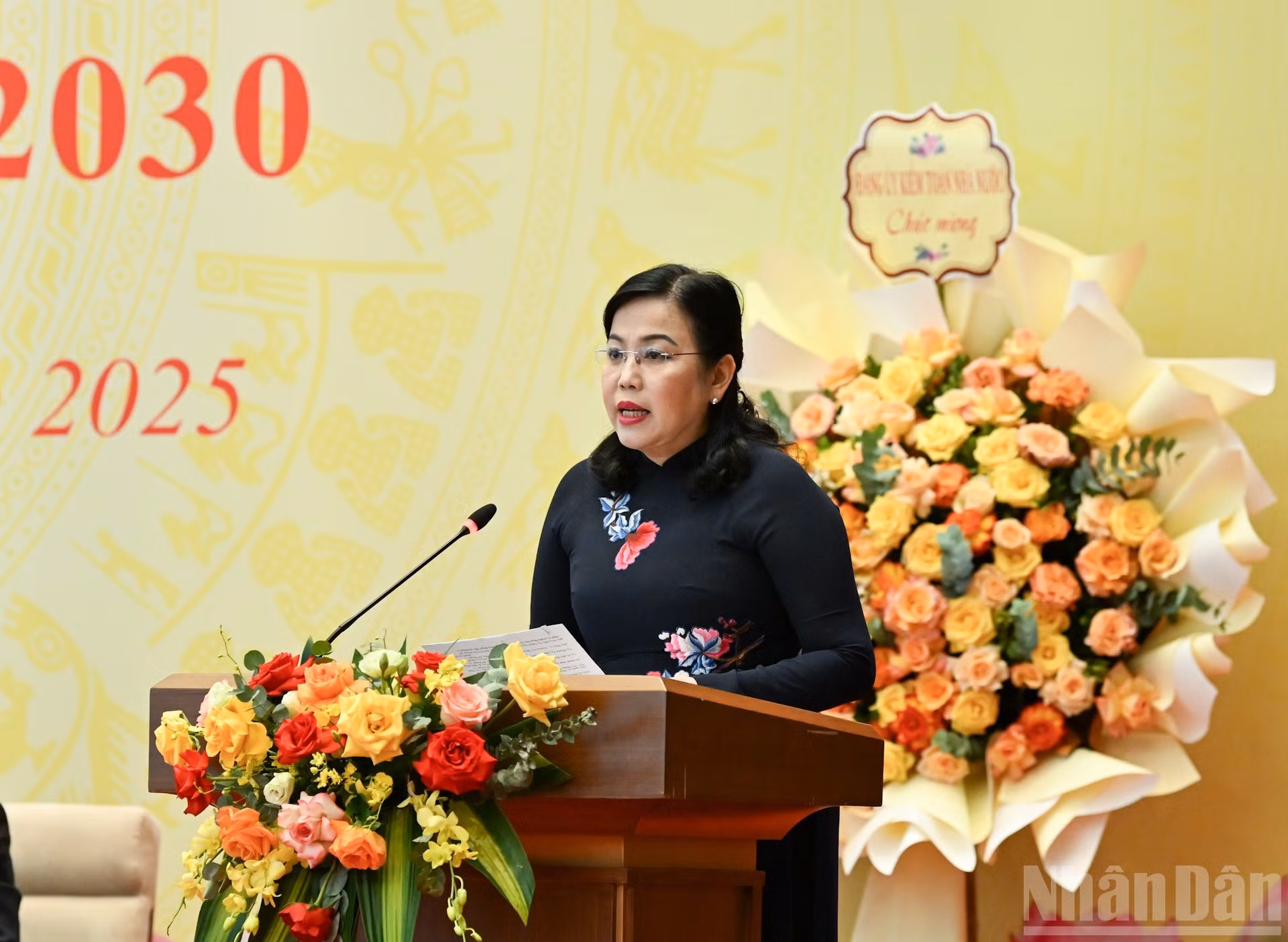 La jefa de la Comisión de Asuntos de Delegados de la AN, Nguyen Thi Thanh Hai, lee la Decisión de la Junta Permanente del Comité del Partido en la AN sobre la designación de personal para los cargos de la instancia partidista en cuestión.