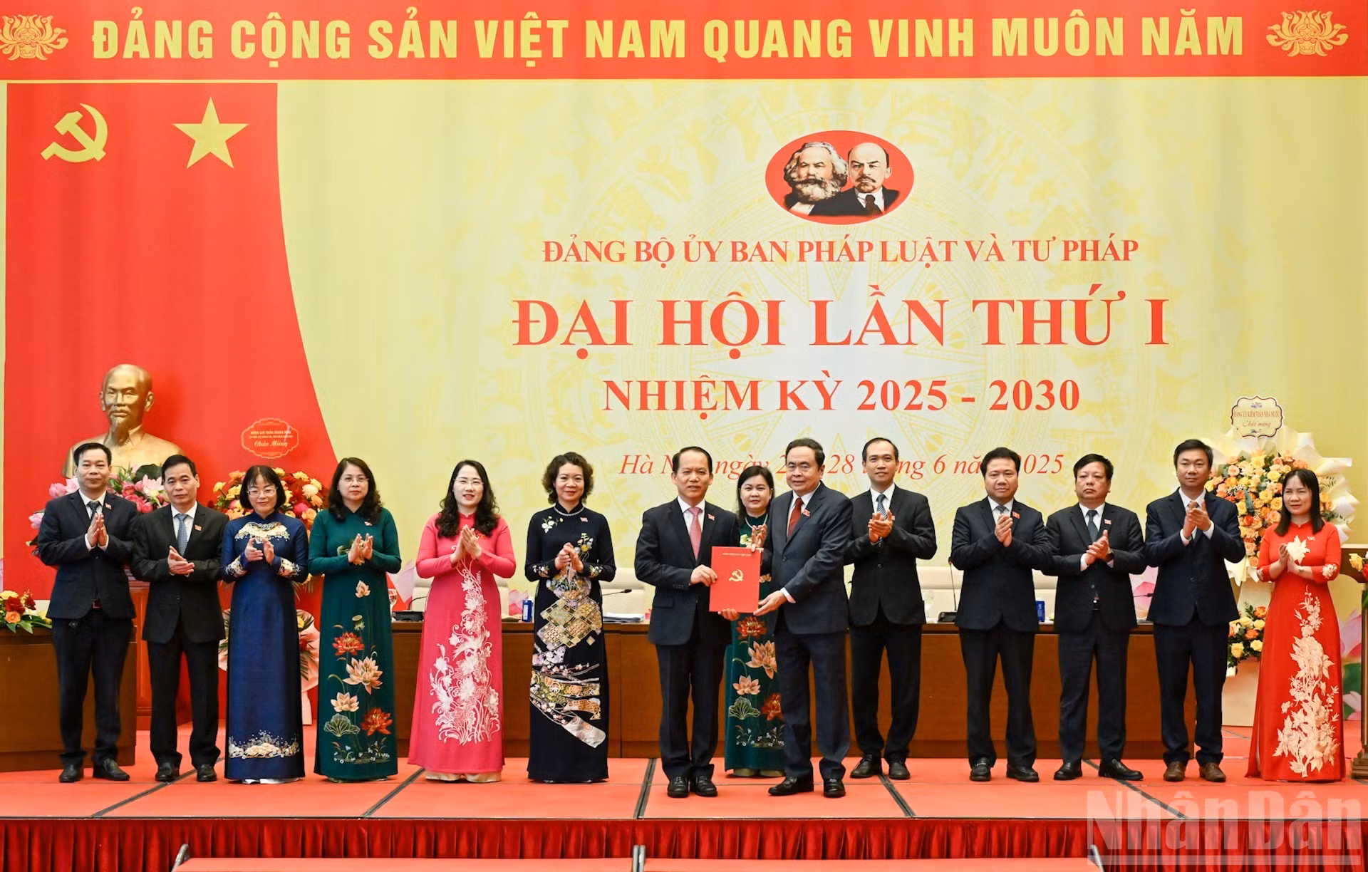 El secretario del Comité del Partido en la AN y presidente de esta entidad, Tran Thanh Man, entrega la mencionada decisión a Hoang Thanh Tung.