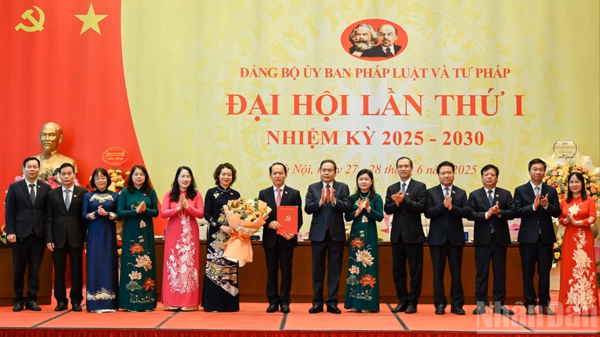 [Foto] Jefe del Legislativo vietnamita asiste a congreso del Partido en Comisión parlamentaria de Asuntos Jurídicos