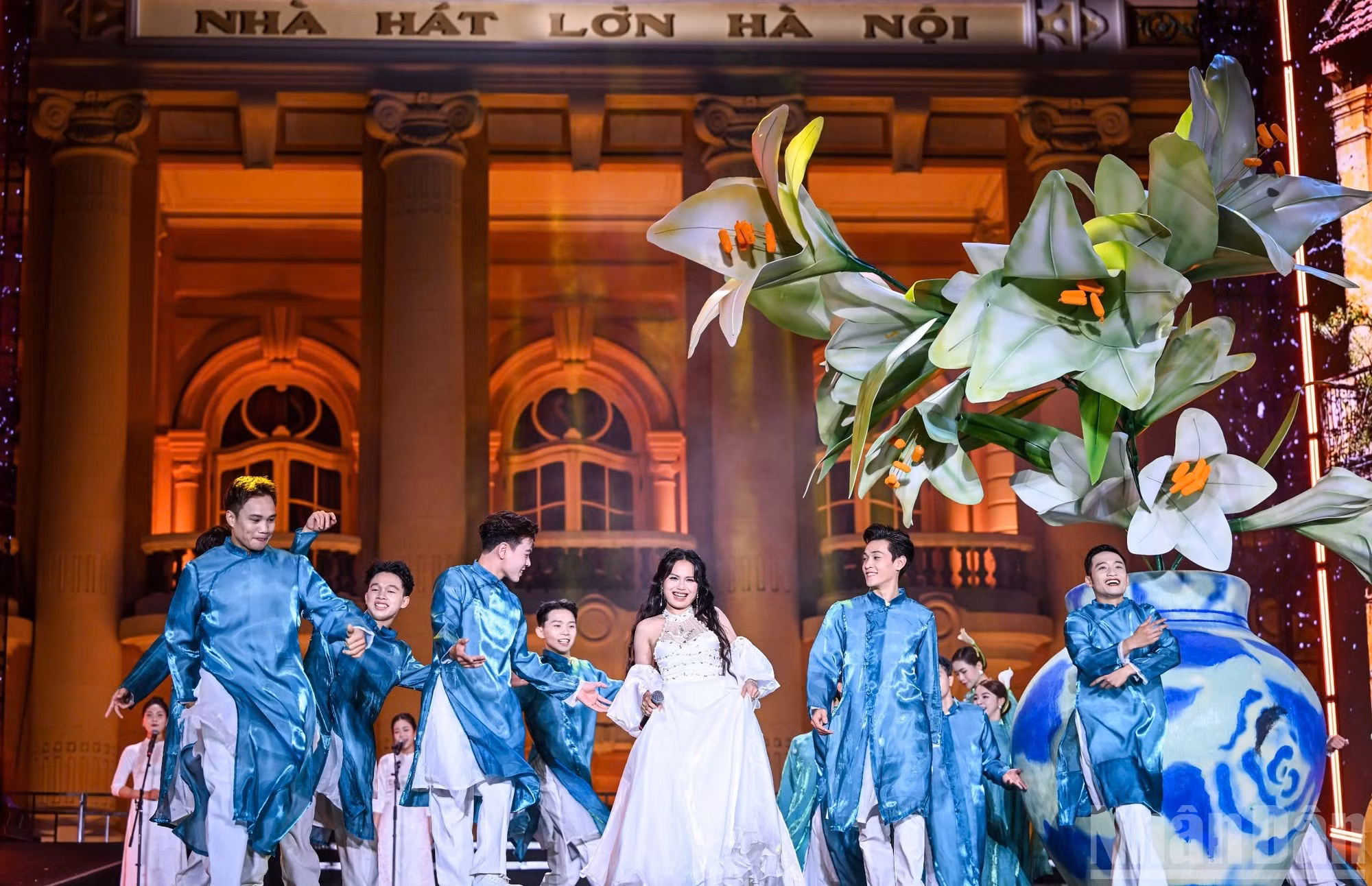 Las actuaciones transmiten una placentera armonía entre las inmortales composiciones musicales sobre la Revolución vietnamita y el espíritu de la época contemporánea.
