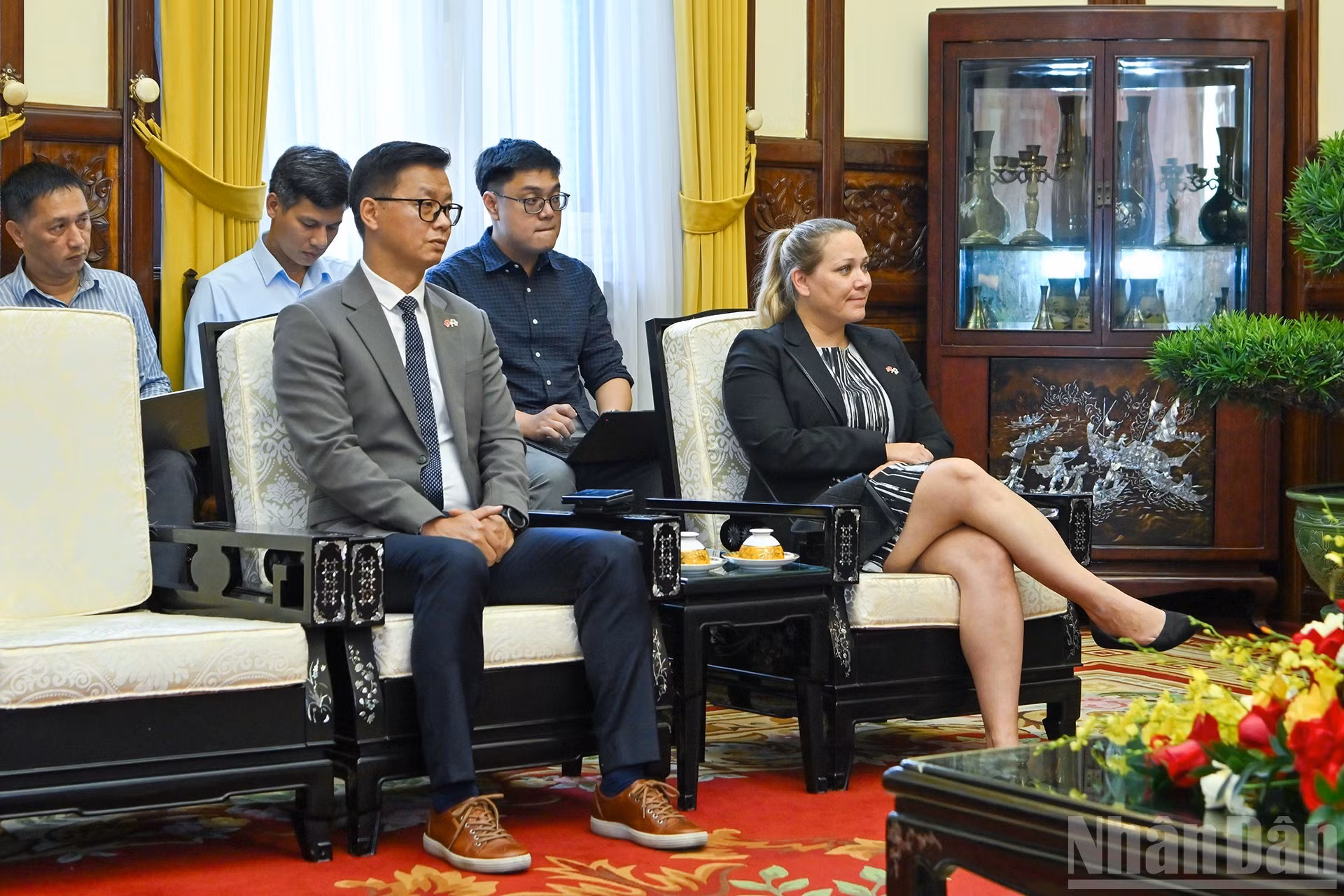 Acompañantes al jefe de la misión diplomática finlandesa.