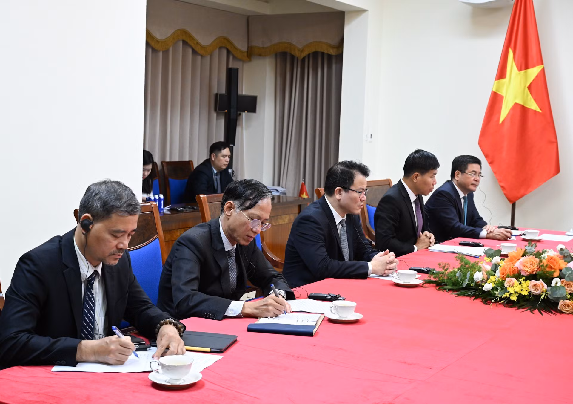Representantes del Gobierno vietnamita durante la llamada.