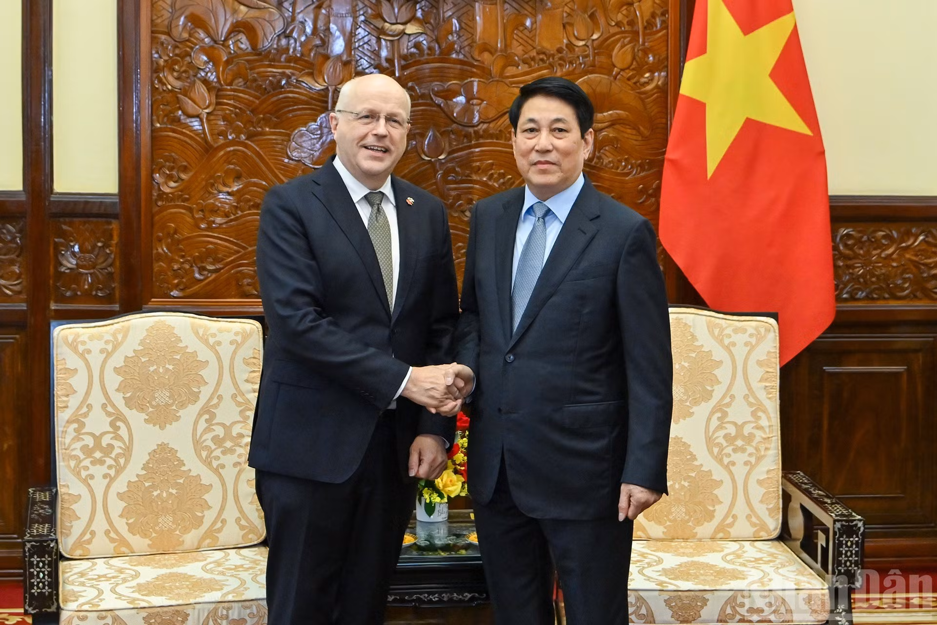 El presidente de Vietnam, Luong Cuong, recibe al embajador saliente de Finlandia, Keijo Norvanto.
