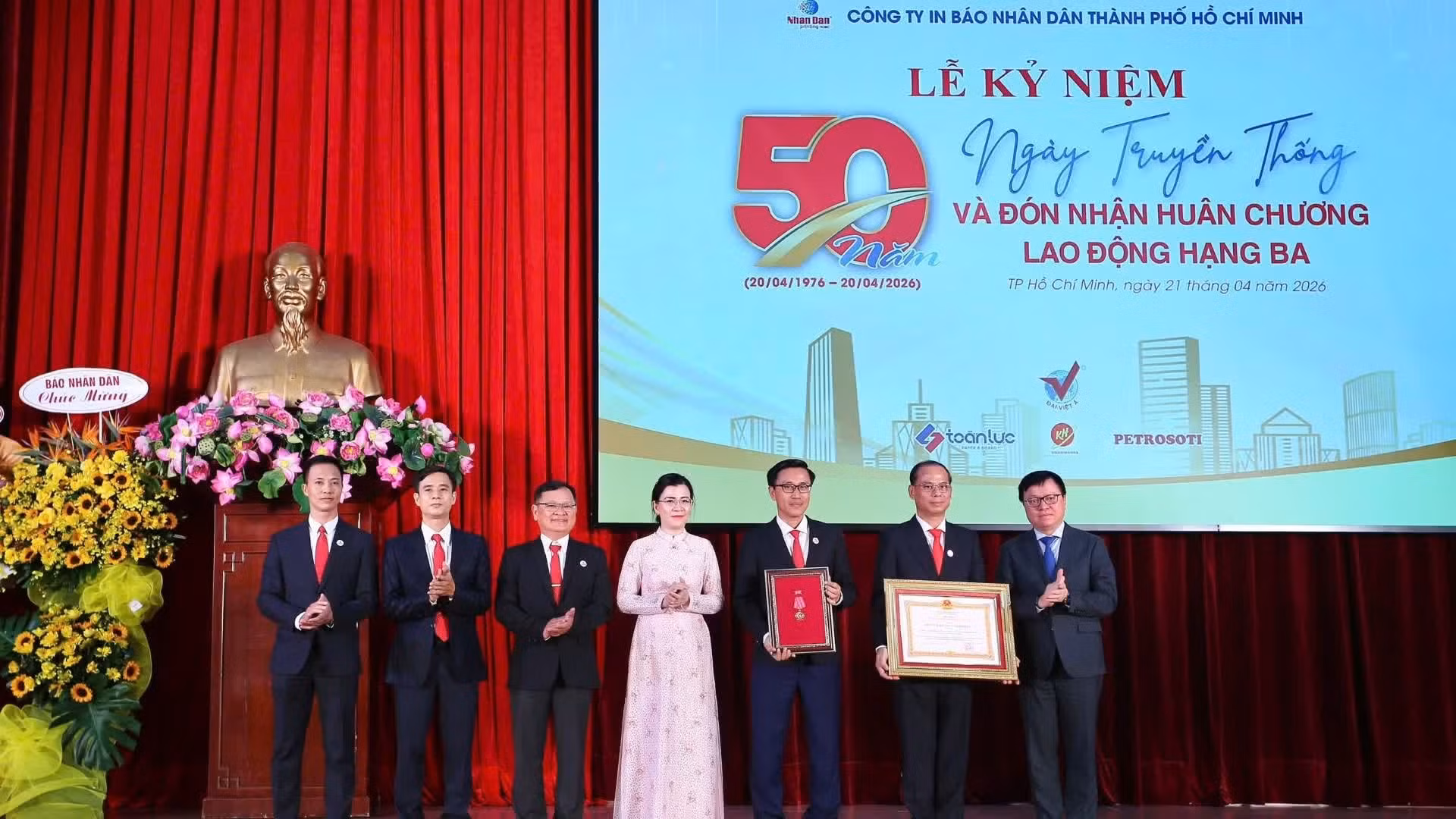 Por autorización del Presidente de la República, el presidente-editor de Nhan Dan, Le Quoc Minh, entrega la Orden del Trabajo de Tercera Clase a la Empresa de Impresión de este rotativo en Ciudad Ho Chi Minh.