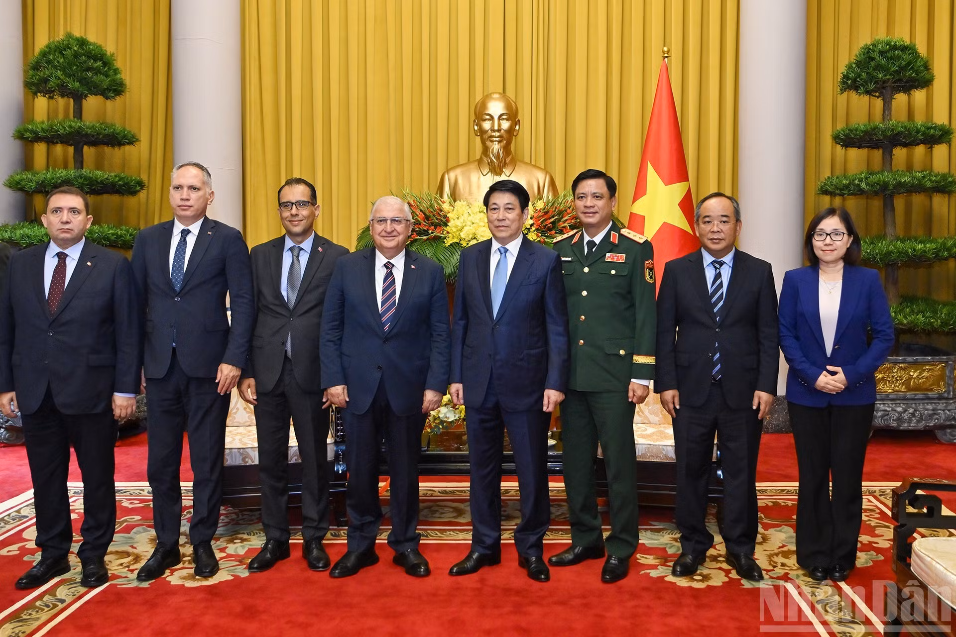 El presidente Luong Cuong posa junto al ministro turco de Defensa Nacional, Yasar Guler, y demás delegados en el encuentro.