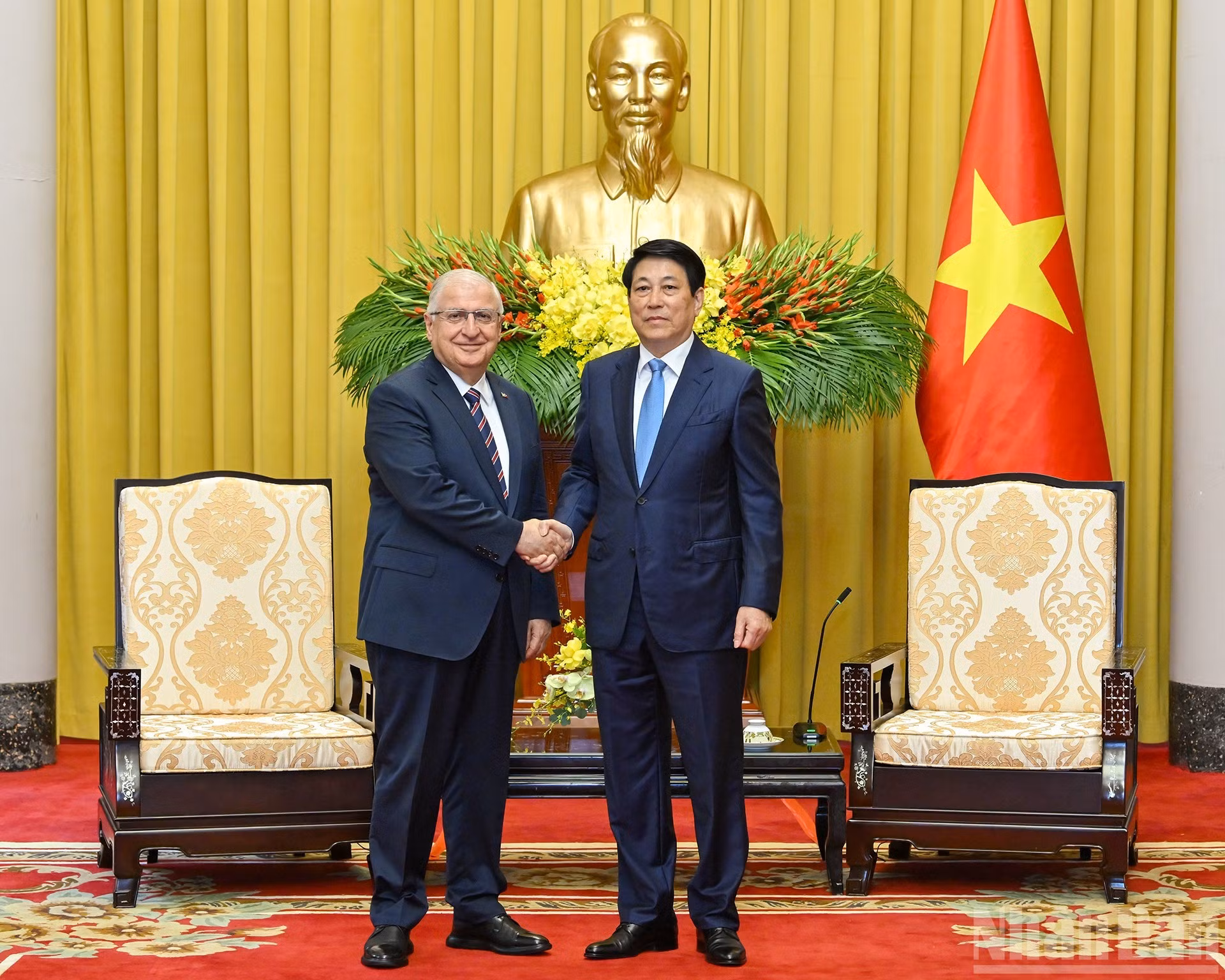 El presidente de Vietnam, Luong Cuong (derecha), y el ministro de Defensa Nacional de Turquía, Yasar Guler.