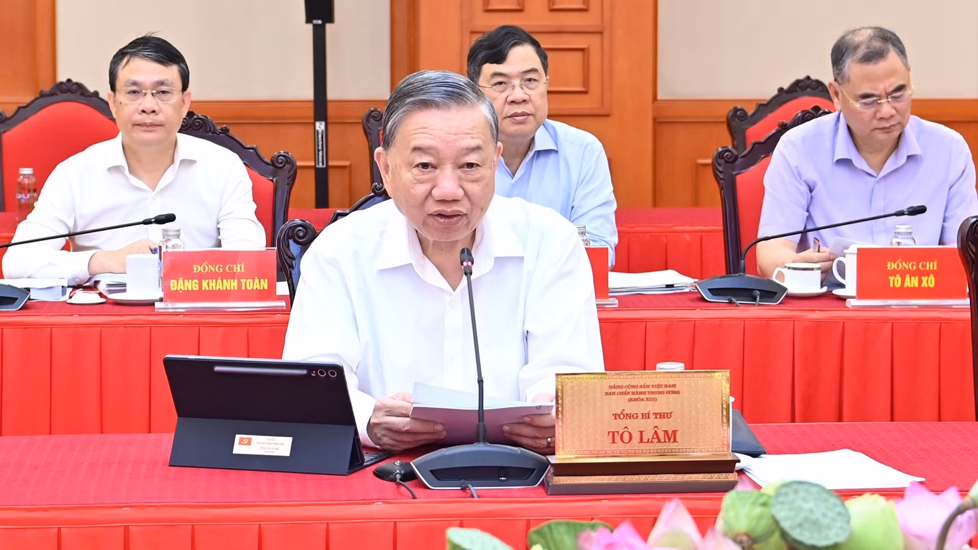 El secretario general del Partido Comunista de Vietnam, To Lam, ofrece directrices en la sesión.