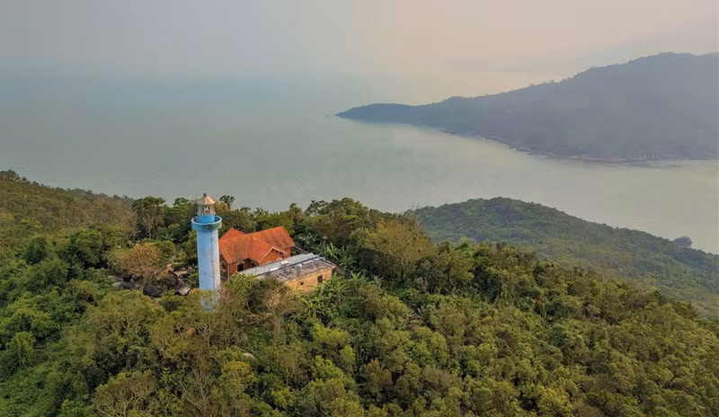 El faro en la cima de la isla de Son Cha. El faro en la cima de la isla de Son Cha.