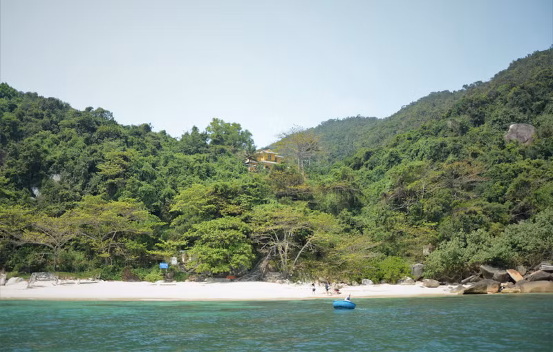 La isla de Son Cha posee arena blanca y fina, junto a aguas cristalinas, donde se esconden brillantes arrecifes de coral, creando una belleza fascinante. La isla de Son Cha posee arena blanca y fina, junto a aguas cristalinas, donde se esconden brillantes arrecifes de coral, creando una belleza fascinante.