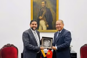 El embajador de Vietnam en Caracas, Vo Tuan Ngoc, y el viceministro de Relaciones Exteriores y Comercio Internacional de Venezuela para Asuntos de Asia, Eduardo Ramírez. (Foto: Embajada de Vietnam en Venezuela)