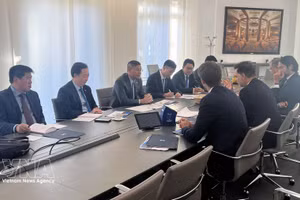 El ministro vietnamita de Finanzas, Ngo Van Tuan, sostiene una reunión con dirigentes de Rothschild & Co,. (Fuente: VNA)