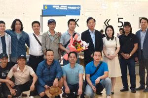 Funcionarios de la Embajada de Vietnam en Corea del Sur se reúnen con los marineros y los despiden antes de su partida rumbo a Vietnam. (Foto: Embajada de Vietnam en Corea del Sur)