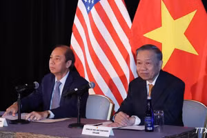 El secretario general del Partido Comunista y presidente de Vietnam, To Lam (a la derecha) interviene en el evento. (Foto: VNA)