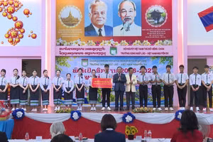 El embajador de Vietnam en Laos, Nguyen Minh Tam entrega becas a estudiantes de la escuela. (Foto: Trinh Dung)
