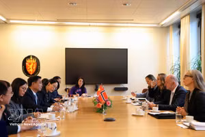 El vicepresidente de la Asamblea Nacional de Vietnam, Nguyen Doan Anh, sostiene conversaciones con el primer vicepresidente del Parlamento noruego, Morten Stordalen. (Fuente: VNA)