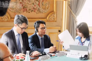 El consejero de Inversiones, Dao Quoc Cuong, y el consejero comercial, Vu Anh Son, participan en la octava reunión del Diálogo anual de alto nivel sobre economía Vietnam-Francia, celebrada en París el 17 de mayo de 2024. (Foto: Khai Hoan)