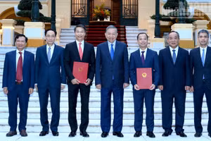 [Foto] Máximo dirigente de Vietnam entrega decisiones de nombramiento de nuevos embajadores