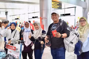 El Aeropuerto Internacional de Lien Khuong recibe su primer vuelo internacional desde Malasia tras reanudar operaciones.
