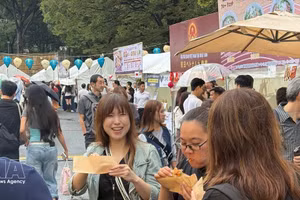 Comensales japoneses disfrutan con entusiasmo del banh mi vietnamita. (Fuente: VNA)