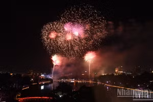 [Foto] Fuegos artificiales iluminan el cielo de Hanói en conmemoración del Día Nacional