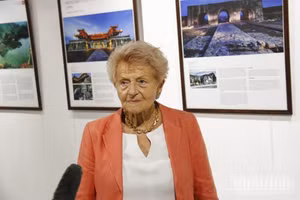 Hélène Luc, senadora honoraria francesa y presidenta honoraria de la Asociación de Amistad Francia-Vietnam, en la entrevista. (Fuente: nhandan.vn)